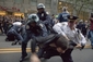 V Americe už skončilo několik desítek lidí na policii, protesty bývají živelnější.