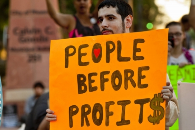 Jasný vzkaz finančníkům z Wall Streetu. Protestujícím se nelíbí, že za chyby bankéřů platí obyčejní lidé.