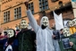 Demonstranti si oblíbili masky z filmu V jako Vendeta, kde hlavní hrdina nechá vyhodit do vzduchu anglický parlament, aby probudil poslušné masy bojící se systému. Protestující v Dánsku.