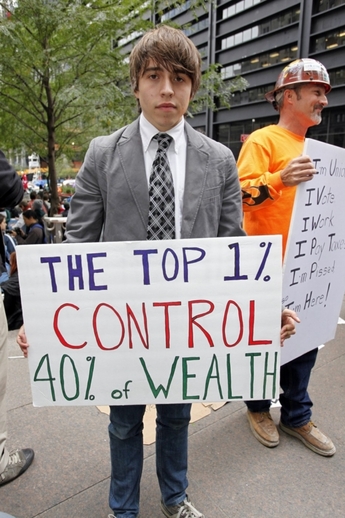 Mladý muž zdůrazňuje, jak moc jsou nejbohatší lidé díky gigantickým příjmům odtrženi od starostí běžných lidí. 