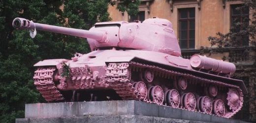 Přebarvení tanku "osvoboditele" se mnoha Rusů dotklo.