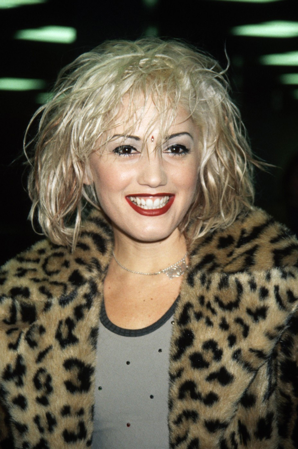 Gwen Stefaniová vylezla ráno z postele po dlouhém flámu, navlékla na pyžamo leopardí kabátek a vyrazila před fotografy. Jak spontánní. Na snímku z roku 1998.