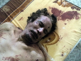 Mrtvý libyjský vůdce Muammar Kaddáfí.