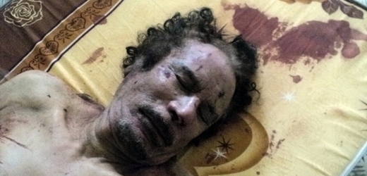 Ve čtvrtek Kaddáfího dopadli rebelové, zemřel jim pod rukama.