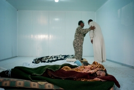 Prohlídka Kaddáfího a dalších těl v chladničce misurátské masny.