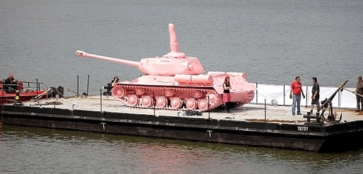 Tu a tam se růžový tank veřejnosti ukáže. Letos v létě plul po Vltavě.