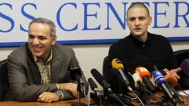 Udalcov (vpravo) na tiskové konferenci s šachovým velmistrem a opozičním vůdcem Garry Kasparovem.