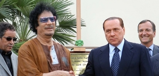 Kaddáfí (vlevo) během své návštěvy v Římě pózuje s italským premiérem Berlusconim.