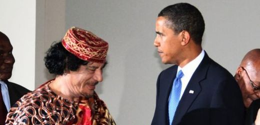 Muammar Kaddáfí (vlevo) a Barrack Obama.