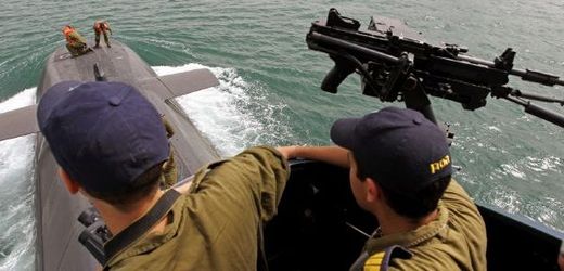 Izraelští námořníci na německé ponorce třídy Delfín.