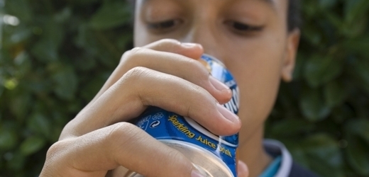 Plechovka syceného nápoje může vyvolat zvýšenou agresivitu v chování mladých lidí, tvrdí studie.