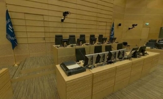 Soudcovské lavice u ICC.