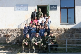 Vojáci se loučí s místními školáky.