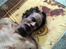 Mrtvý Muammar Kaddáfí.