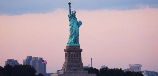Přes 46 metrů vysoká postava ženy s paprskovitou čelenkou a pochodní patří k nejznámějším symbolům Spojených států. 