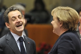 Prezidentu Sarkozymu ztuhl úsměv na rtech.
