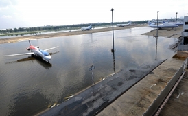Letiště Don Muang muselo být kvůli záplavám uzavřeno.