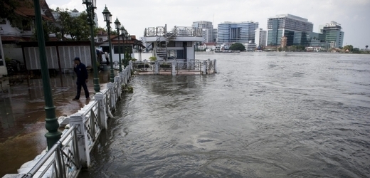 Bangkok se povodním zatím bránil pomocí hrází, ale ty už nestačí a některé části města se už ocitly pod vodou.