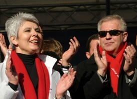 Ke zneužívání státních prostředků pro potřeby strany docházelo podle premiérky za jejího předchůdce v čele chorvatské vlády Iva Sanadera (vpravo).