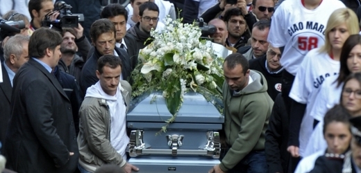 Pohřeb tragicky zesnulého Simoncelliho.