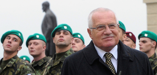 Prezident Klaus se ráno zúčastnil přísahy vojáků na Pražském hradě.