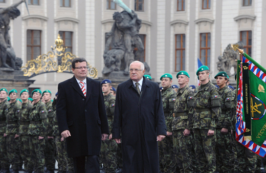 Slavnostní přísahy se na Hradě zúčastnil i ministr obrany Alexandr Vondra.