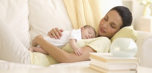 Častý kontakt matky a dítěte je zejména v prvních letech života klíčový pro jeho vývoj, tvrdí odborníci.