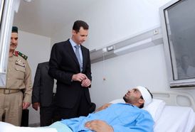 Prezident Asad u vojáka zraněného při bojích s rebely.