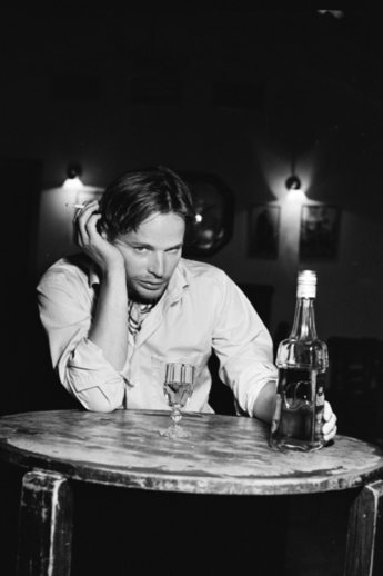 Kryštof Hádek a jeho vášeň pro alkohol. Fotografovala Ida Saudková.