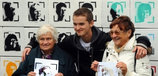 Spoluautor projektu Daniel Bártů (uprostřed) a sprejerky z centra pro seniory.