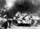 Snímek z neslavného 21. srpna 1968, kdy překvapení Pražané sledují v ulicích sovětské tanky (foto: profimedia.cz).