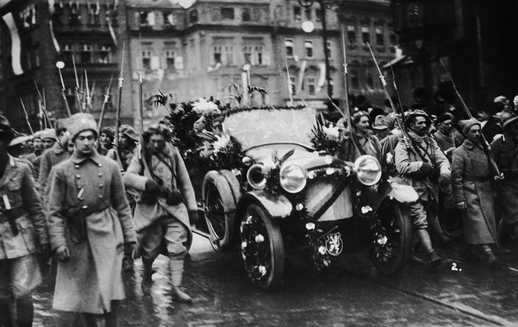 Občané vítají v roce 1918 Tomáše Garrigua Masaryka, který přispěl ke vzniku samostatného Československa (foto: profimedia.cz).