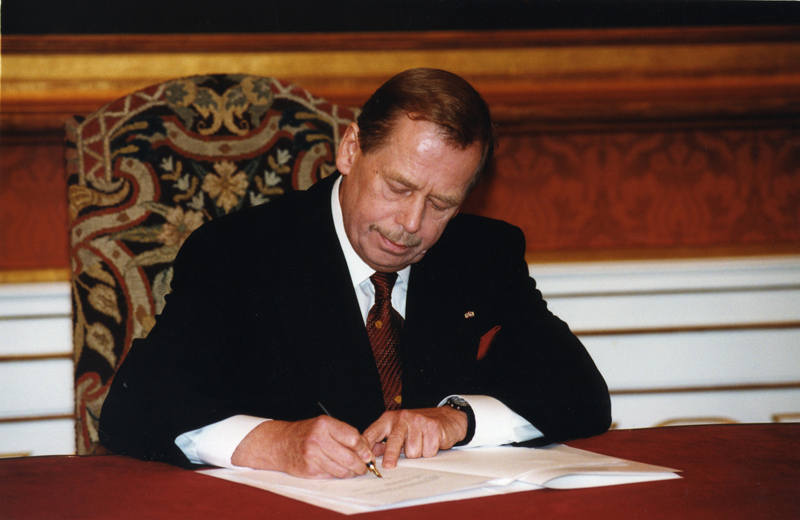 Dvanáctého března 1999 podepsal prezident Václav Havel připojení České republiky k NATO (foto: archiv).