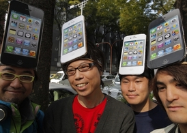 Zatímco v České republice zahájení prodeje nového iPhonu 4S proběhlo bez většího zájmu, v Japonsku se na přístroj stály dlouhé fronty.