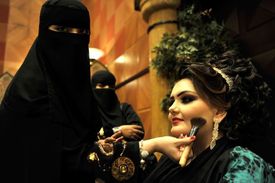 Ve zlaté kleci. Ženy nemůžou v Saúdské Arábii (ještě) ani volit. Na snímku s modelkou při soutěži v líčení.  