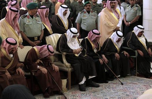 Král Abdalláh má na obličeji roušku (uprostřed).