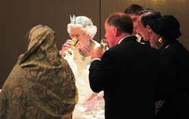 Královna Alžběta popíjí s delegáty.