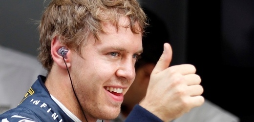Sebastian Vettel se raduje z vítězství v kvalifikaci na Velkou cenu Indie.