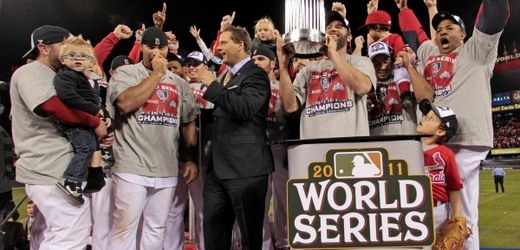 Baseballisté St. Louis se radují z vítězství ve Světové sérii.