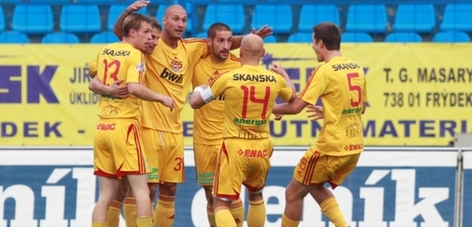 Fotbalisté Dukly se radují z vítězství nad Ostravou.
