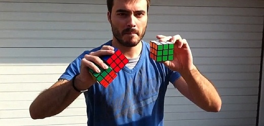 Španěl David Calvo skládá Rubikovu kostku během žonglování.