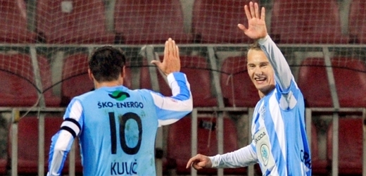 Střelec prvního gólu Boleslavi Marek Kulič (zády) se raduje s Janem Chramostou.