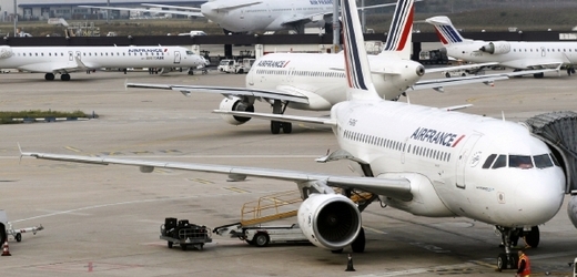 Leteckou dopravu dál komplikuje stávka v Air France i spor v Qantas (ilustrační foto).