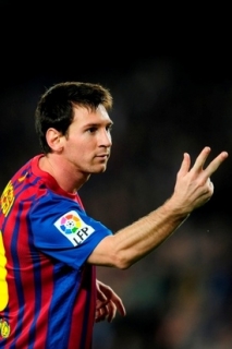 Lionel Messi ukazuje, kolik dal v sobotu gólů.