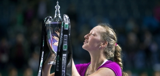 Tenistka Petra Kvitová s trofejí za triumf v Turnaji mistryň.