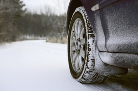 Řidiči od listopadu musejí používat zimní pneumatiky (ilustrační foto).