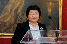 Dosluhující prezidentka Roza Otunbajevová.