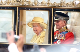 Alžběta II. má pořád dost energie na královské povinnosti i 
sledování politiky.