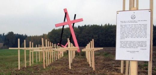 K natření kříže růžovou barvou se přihlásila ČSNS.