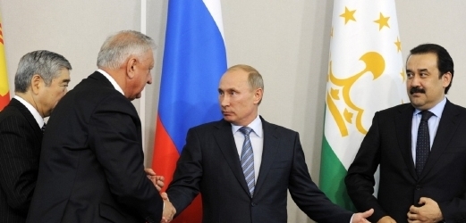 Vladimir Putin s běloruským a kazachstánským protějškem a generálním tajemníkem vznikající hospodářské integrace.